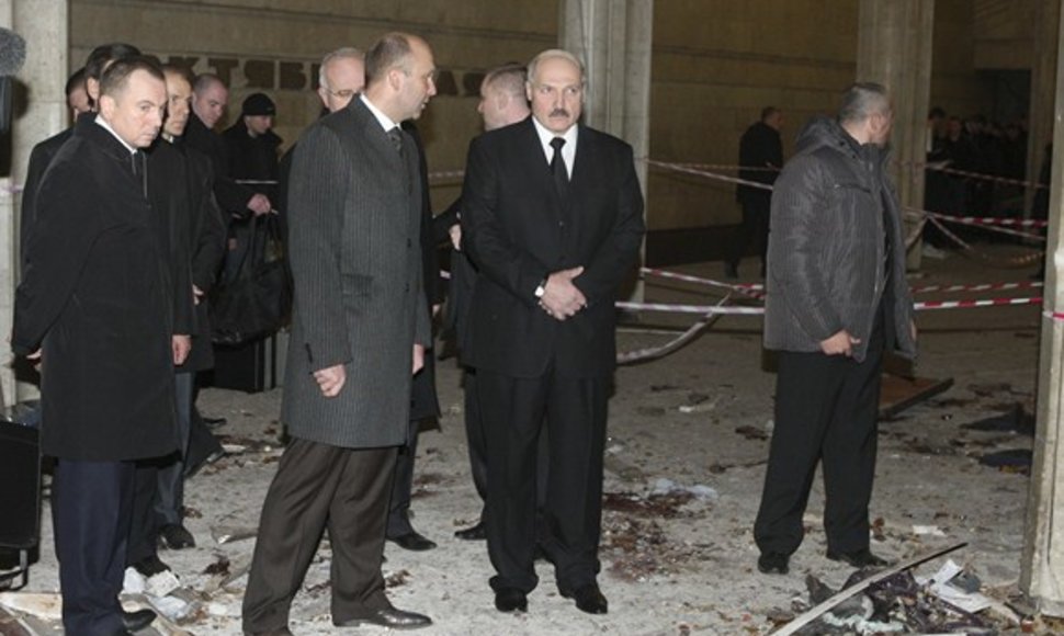 Baltarusijos prezidentas Aliaksandras Lukašenka (centre) įvykio vietoje