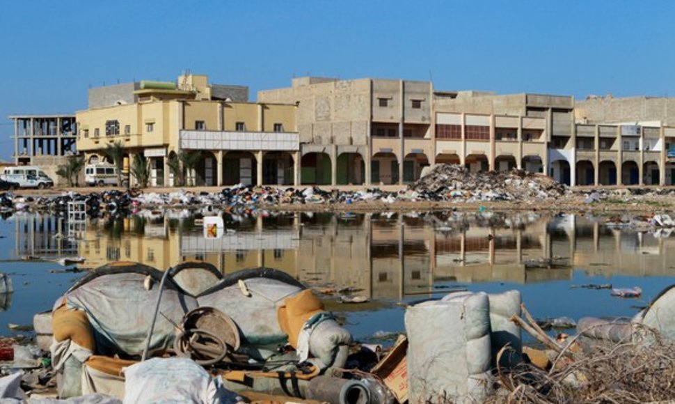 Šiukšlės netoli pastato Bengazio centre