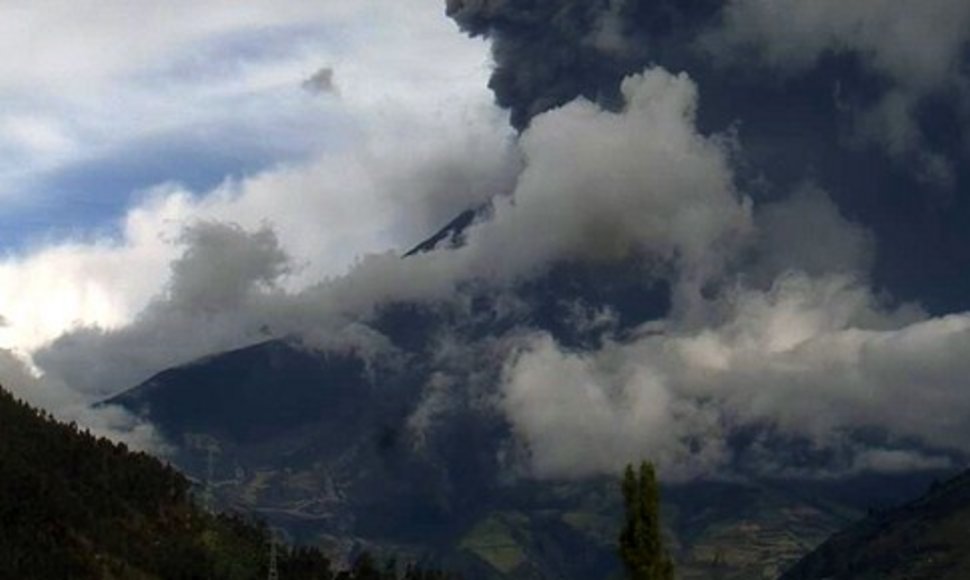 Pelenų debesis gaubia Tungurahua ugnikalnį.