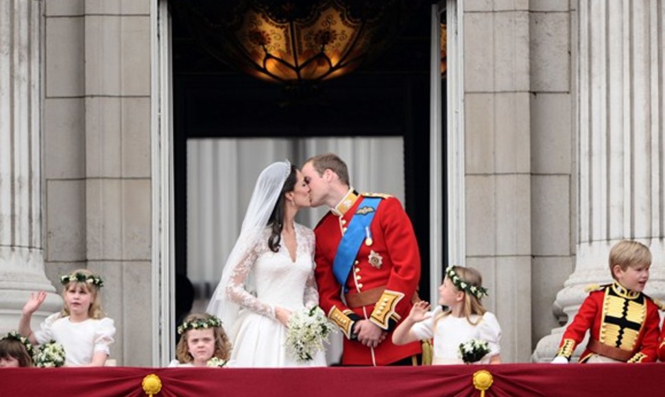 Kate Middleton ir princo Williamo bučinys