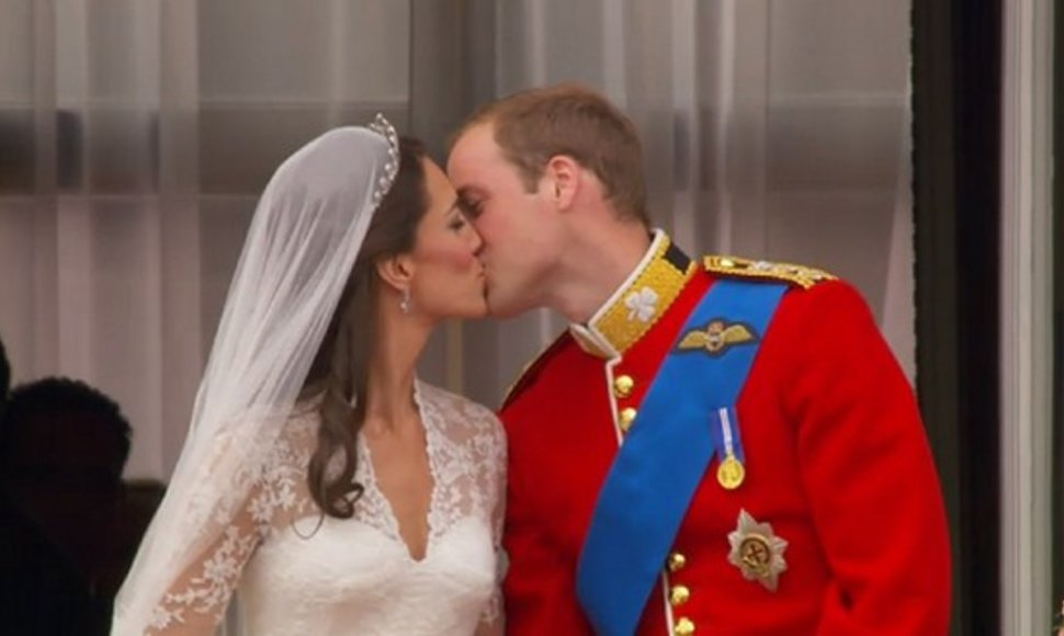 Kate Middleton ir princo Williamo bučinys
