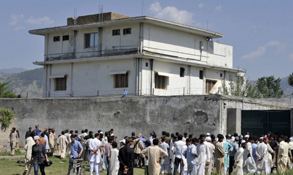 Vietos gyventojai ir žurnalistai šalia stovyklos, kurioje buvo nukautas Osama bin Ladenas