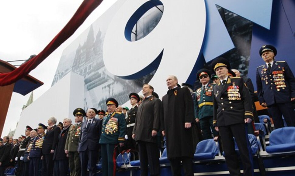 Dimitrijus Medvedevas ir Vladimiras Putinas su Antrojo pasaulinio karo veteranais