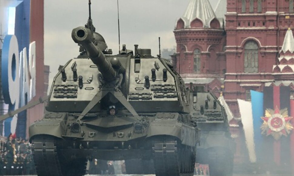Tankų paradas Raudonojoje aik&scaron;tejė