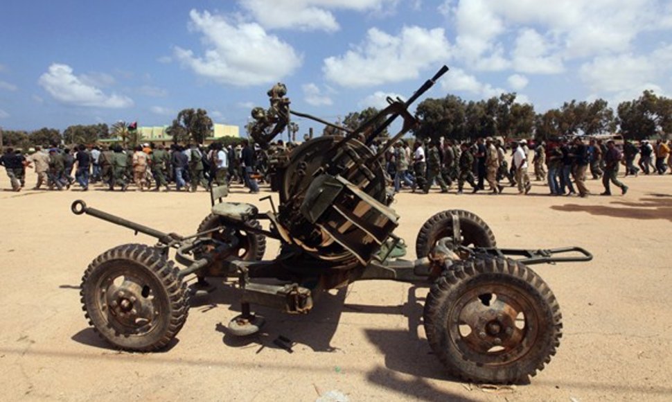 Priešlėktuvinio ginklo fone žygiuoja būsima Libijos sukilėlių armija