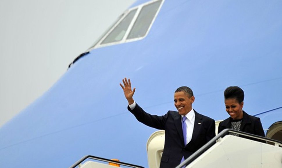 JAV prezidentas Barackas Obama ir Michelle Obama lipa iš lėktuvo.