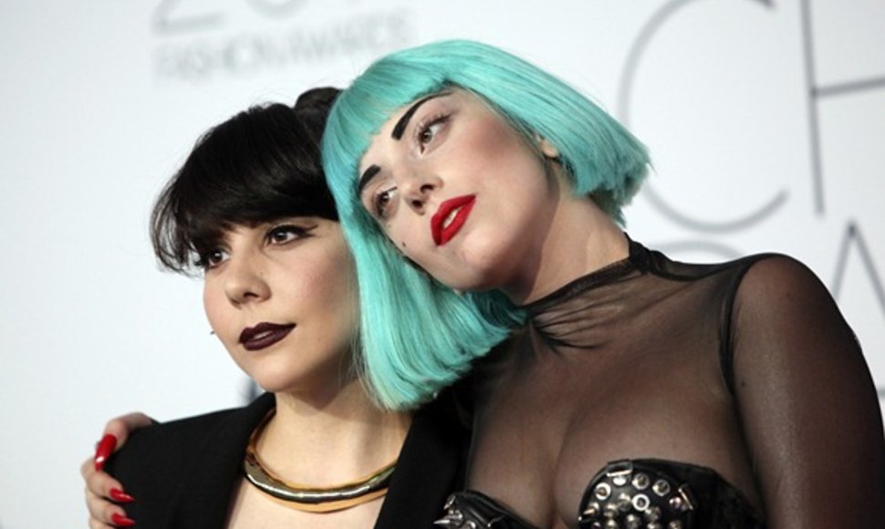 Lady Gaga su savo seserimi Natali Germanotta (kairėje)