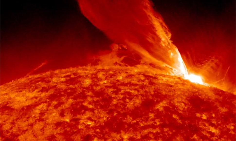 Saulė į kosminę erdvę išmetė galingą plazmos pliūpsnį.