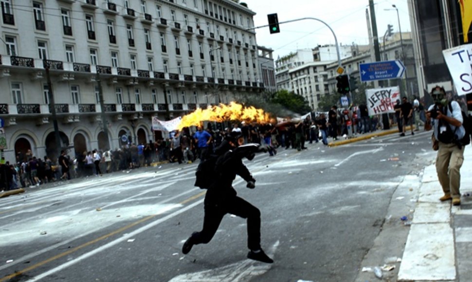 Protestuotojas meta Molotovo kokteilį.