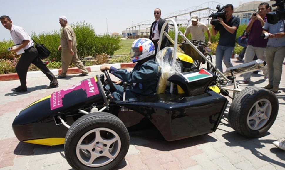 Palestinos studentai demonstruoja kaip važiuoja jų sukonstruotas automobilis.