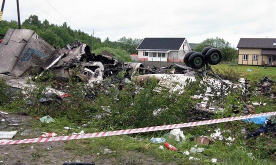 Nepataikęs į Petrozavodsko oro uostą Rusijoje sudužo keleivinis lėktuvas Tu-134