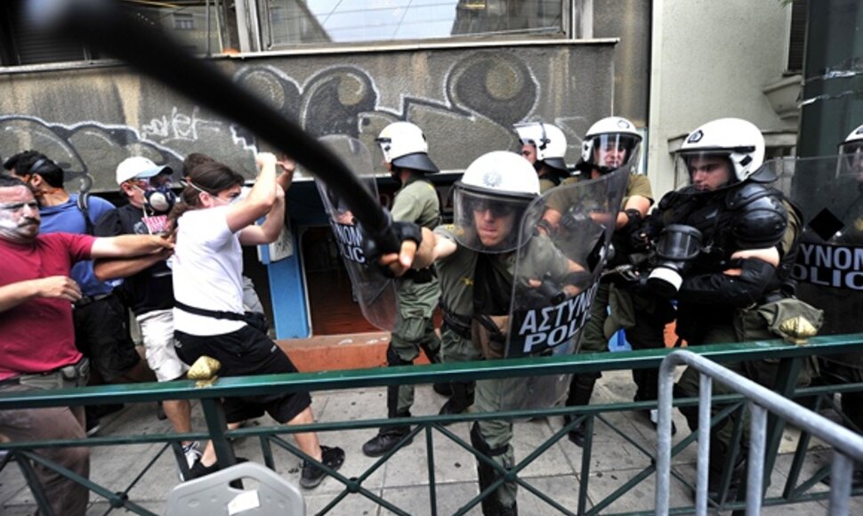 Protestuotojų ir policininkų susirėmimas