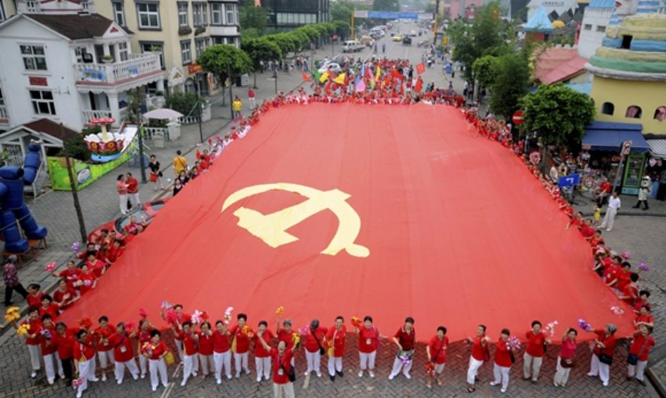 Nešama didžiulė Kinijos komunistų partijos vėliava
