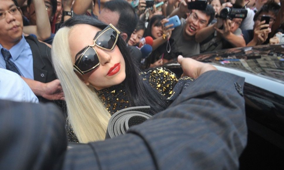 Lady Gaga sėda į automobilį išėjusi iš jogos centro Taivane