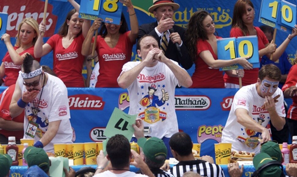 Joey Chestnutas (centre)