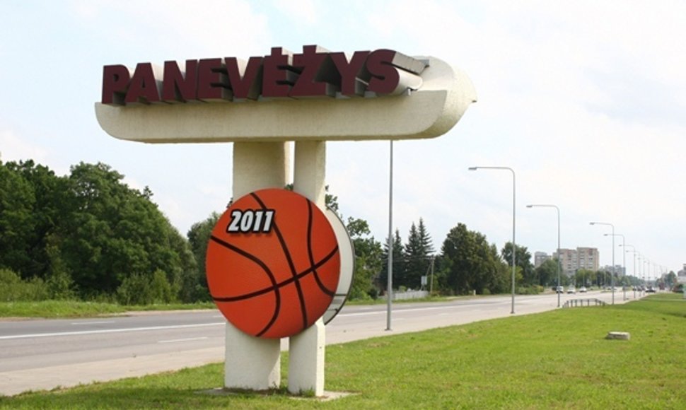 Panevėžio miesto ženklas papuoštas krepšinio kamuoliu