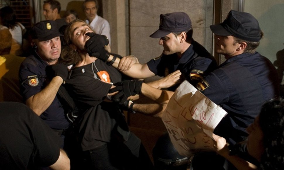 Policininkai sulaikė protestuotoją.