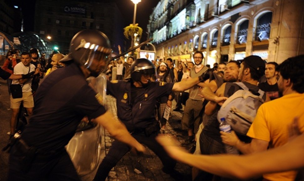 Protestuotojų ir policininkų susirėmimas