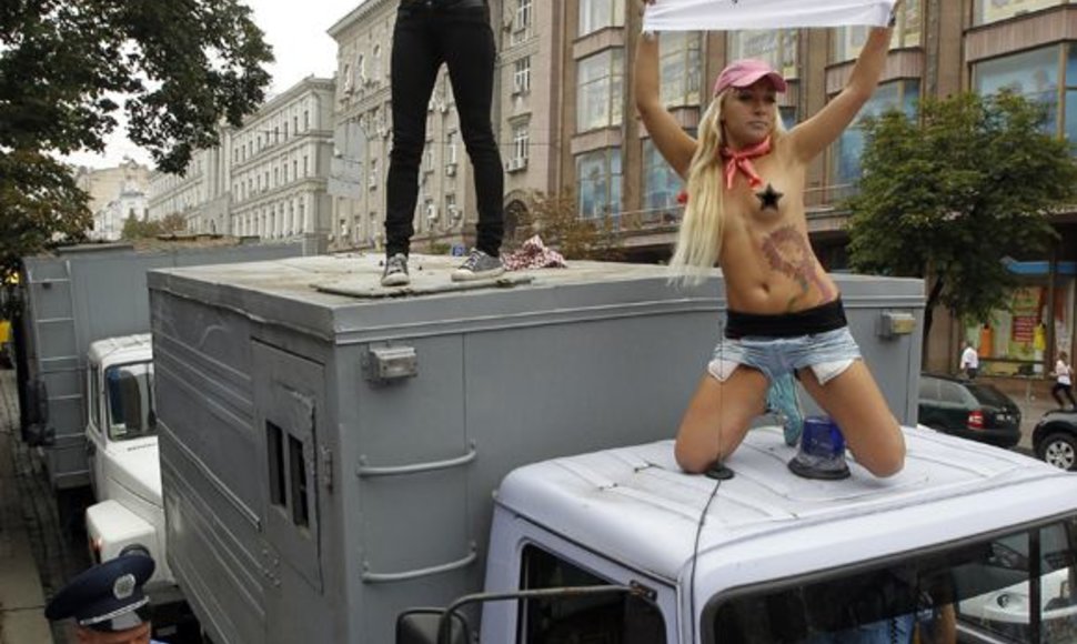 „Femen“ aktyvistės ant sunkvežimio
