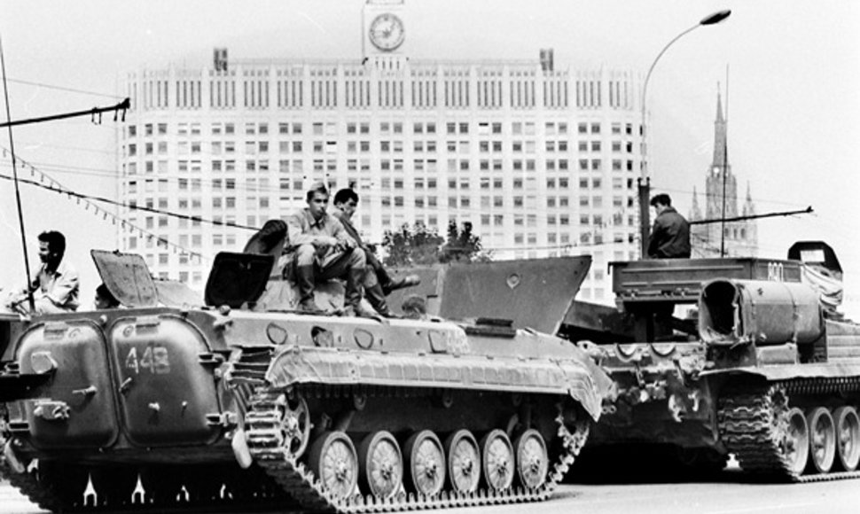 1991 metų rugpjūčio 19-ąją tankai stovėjo priešais Rusijos Baltuosius rūmus.