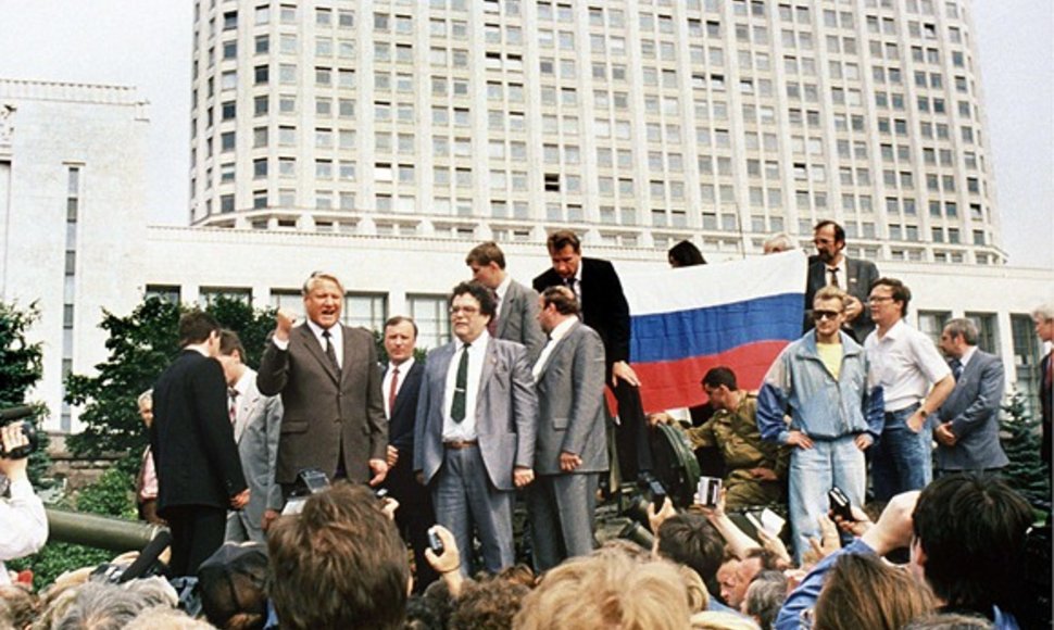 Prie Rusijos Baltūjų rūmų ant tanko užsilipęs Borisas Jelcinas sako kalbą (1991 m. rugpjūčio 19 d.).