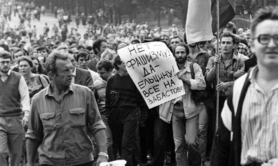 Žmonės žygiuoja link Rusijos Baltųjų rūmų ir neša plakatą su užrašu „Ne fašizmui! Taip Jelcinui! Visi į streiką!“ (1991 m. rugpjūčio 19 d.).