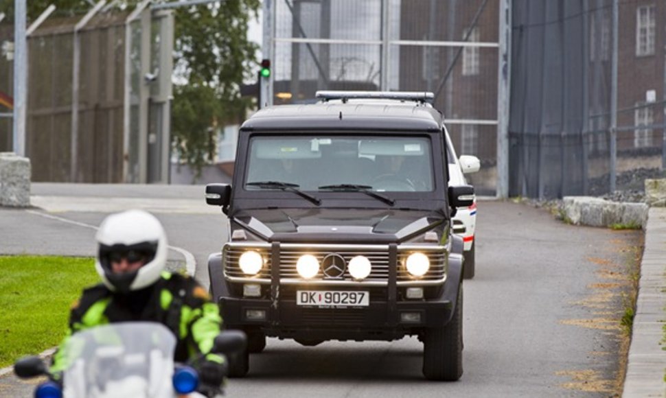 Andersas Behringas Breivikas šarvuotu automobiliu vežamas į teismo posėdį
