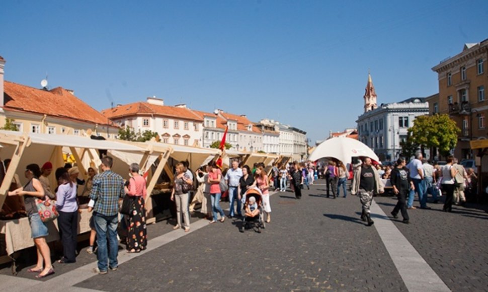 Vilniaus Rotušės aikštėje šurmuliuoja amatų, meistrų ir pameistrių mugė.