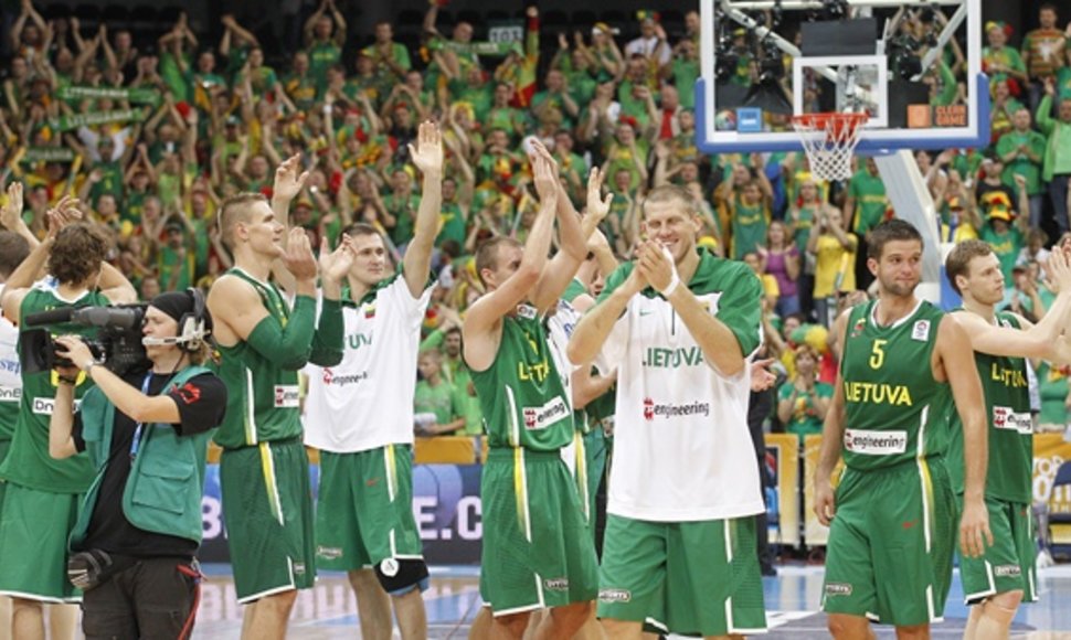 Lietuvos krepšininkai džiaugiasi pergale