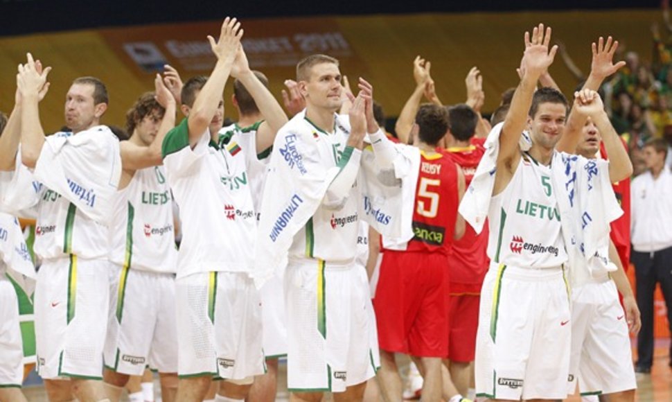 Lietuvos krepšininkai dėkoja sirgaliams po rungtynių su Ispanijos rinktine.