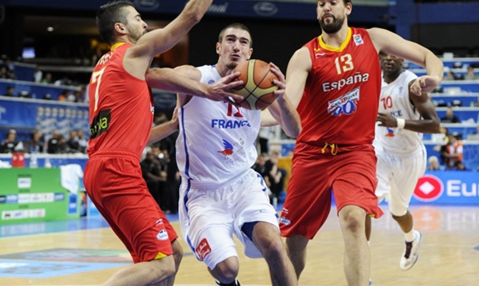 Nando De Colo (centre)