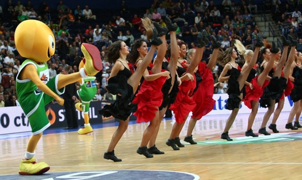 2011-ųjų Europos krepšinio čempionato talismanas Amberis per pertraukėlę prisijungė prie šokėjų.