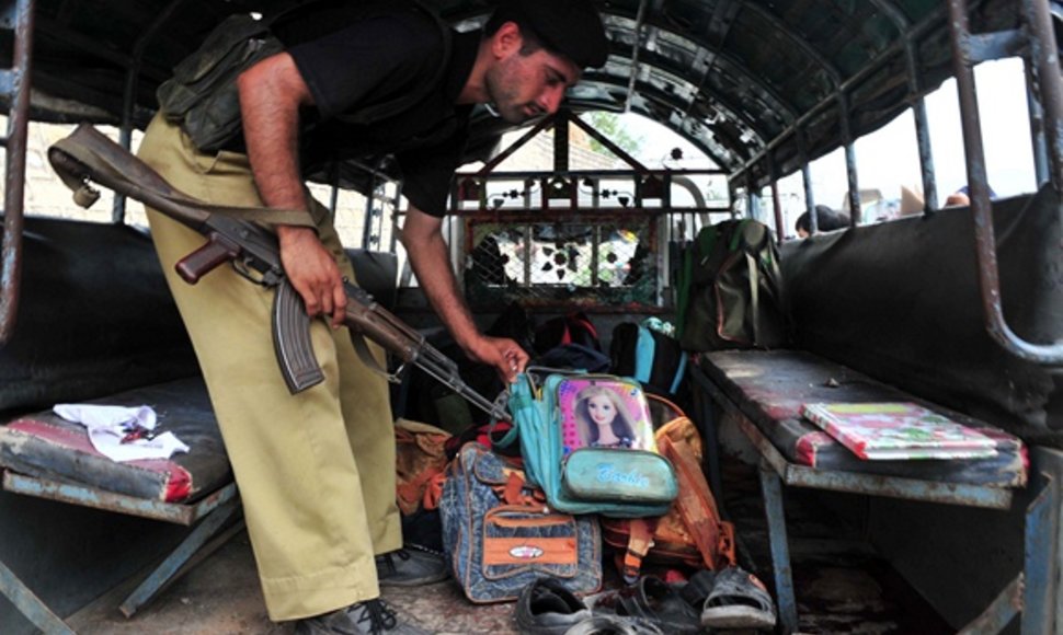 Pakistane užpuolikai atakavo mokyklos autobusą.