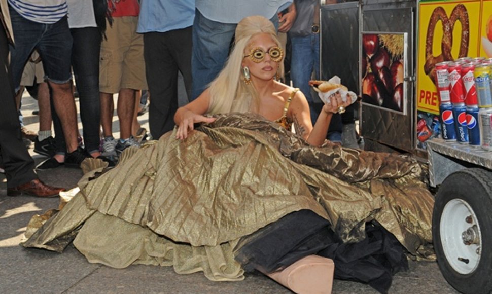 Lady Gaga nukrito šalia dešrainių kiosko.