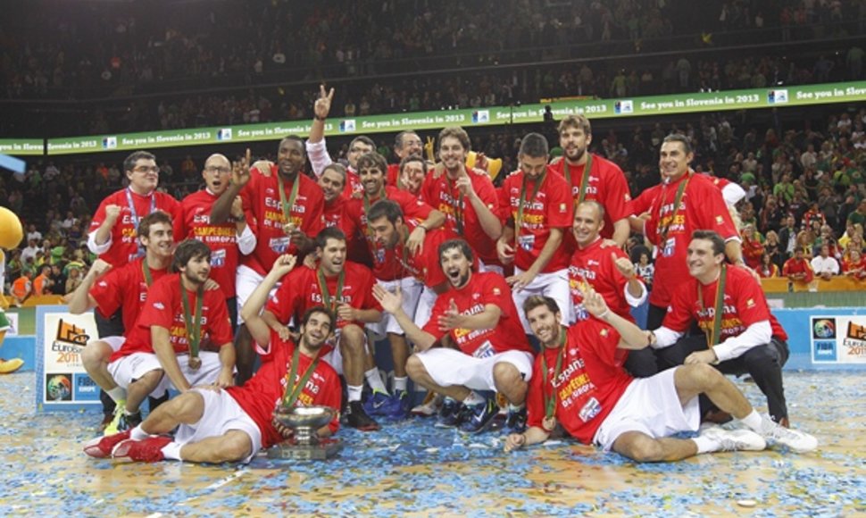 Ispanijos krepšinio rinktinė džiaugiasi pergale.