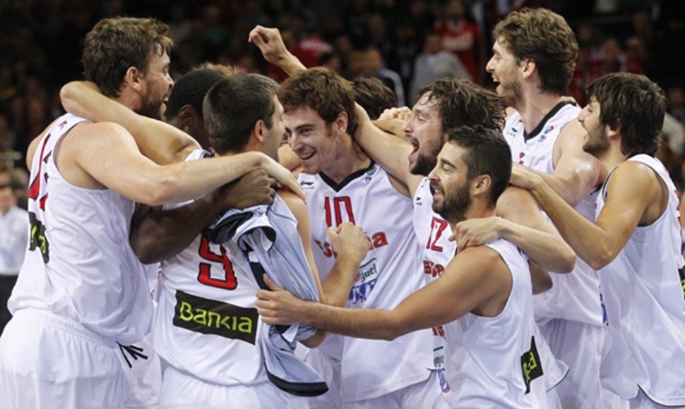 Ispanijos krepšininkai džiaugiasi pergale