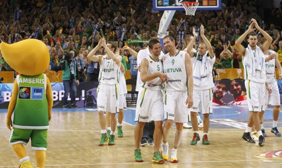 Lietuvos krepšininkai džiaugiasi nugalėję Graikijos komandą.