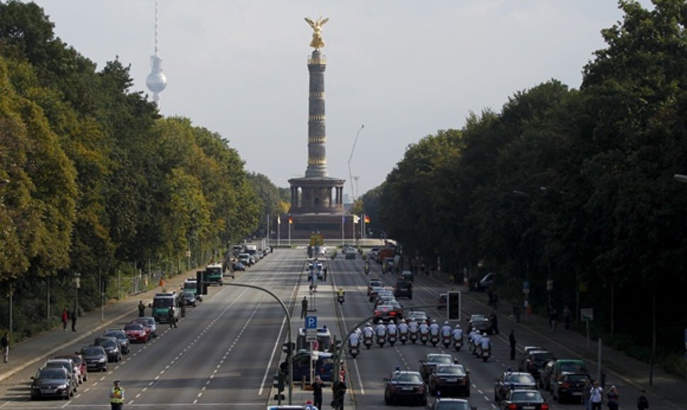 Automobilių kolona lydi į Vokietija atvykusį Popiežių Benediktą XVI