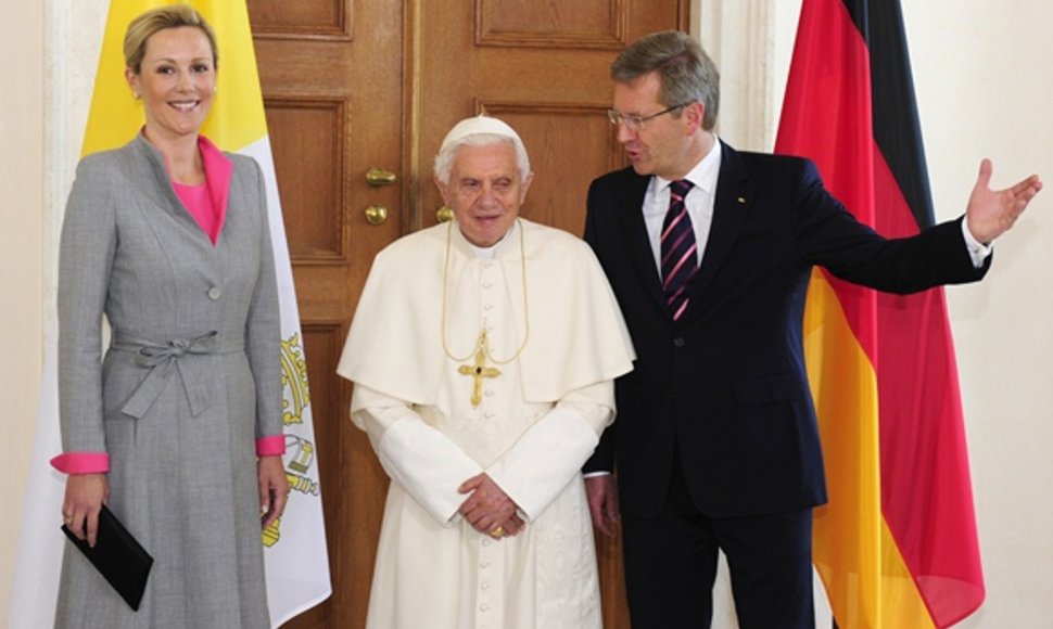 Popiežius Benediktas XVI (centre) ir Vokietijos prezidentas Christianas Wulffas su Bettina