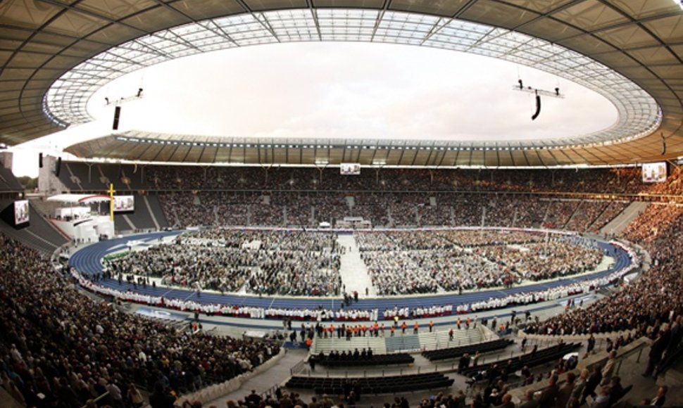 Berlyno stadione popiežius aukojo mišias