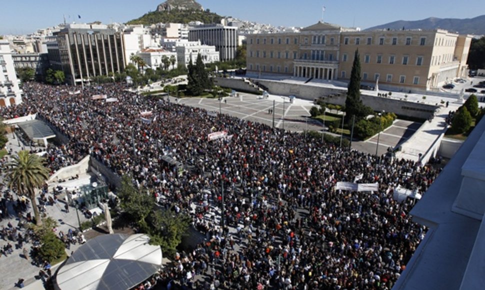 Daugybė žmonių Atėnuose susirinko prie Graikijos parlamento