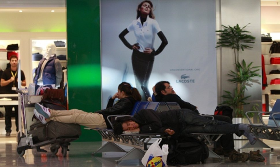 Žmonės miega Atėnų oro uoste