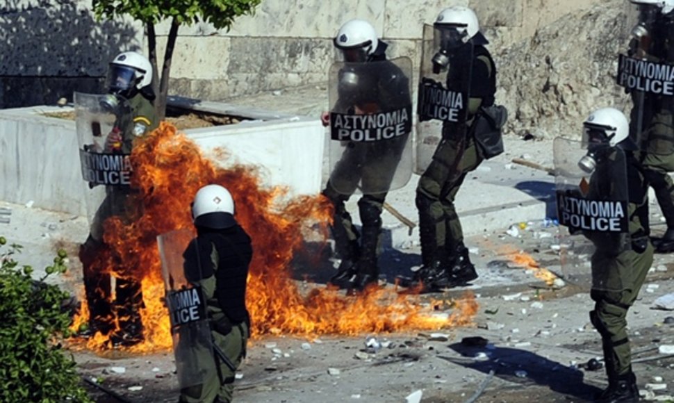Protestuotojai į Graikijos policininkus svaidė molotovo kokteilius