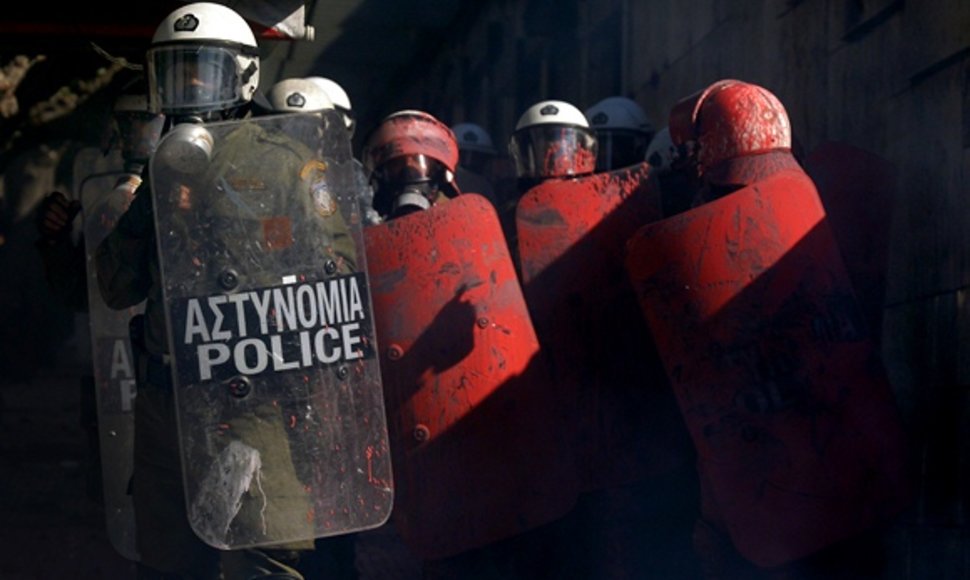 Į Graikijos policininkus protestuotojai svaidė dažų bombas.
