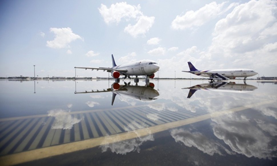 Lėktuvai stovi apsemtame oro uoste