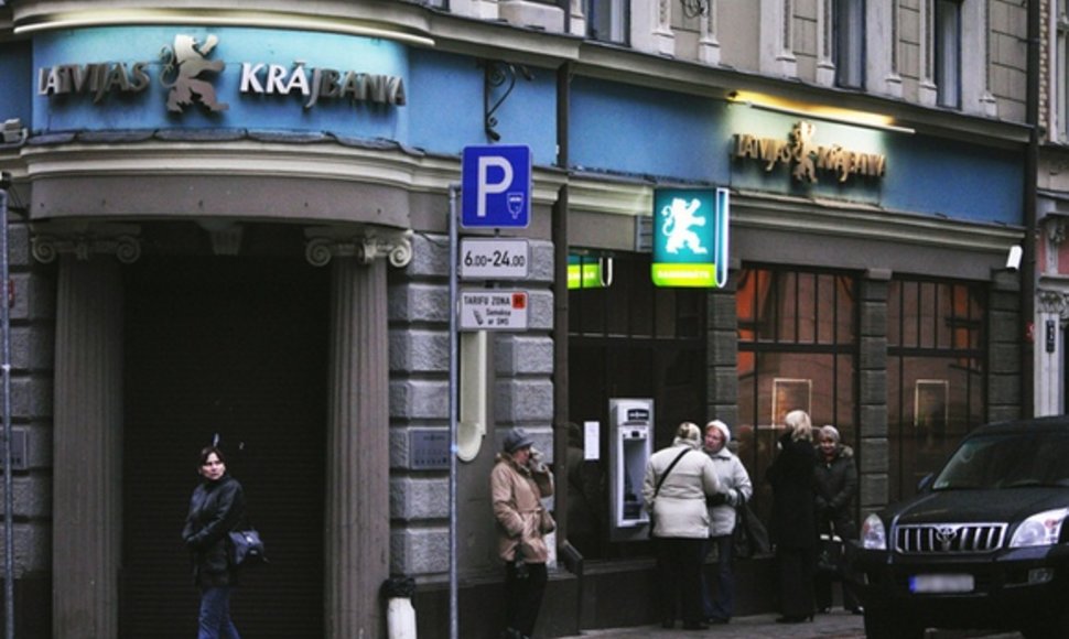 Žmonės prie „Latvijas Krajbanka“ bankomato