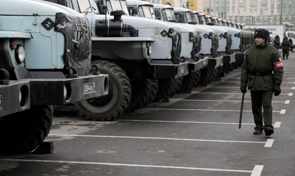 Rusijos kariuomenės sunkvežimiai Maskvos centre