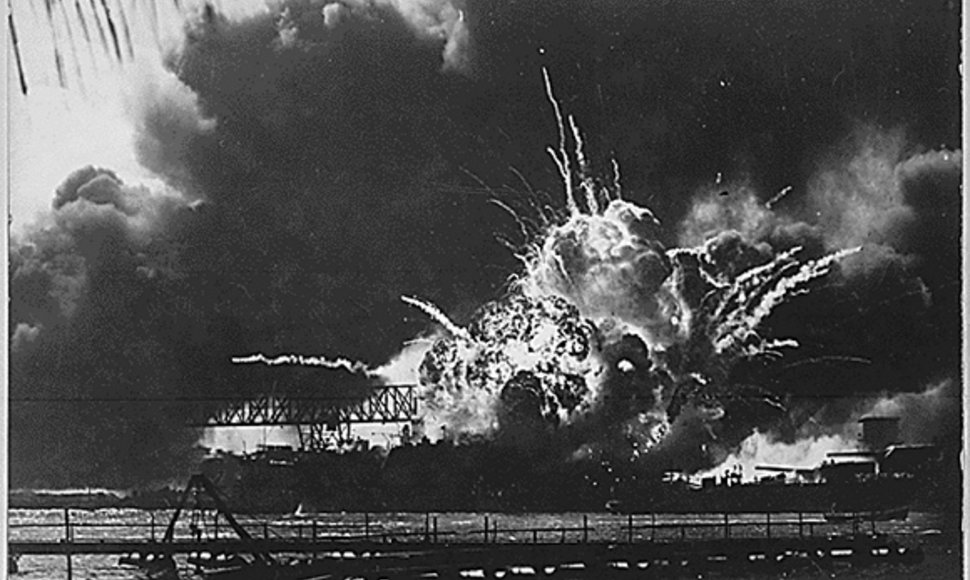 JAV laivas „Shaw“ per japonų ataka Perl Harbore 1941 m. gruodžio 7 d.