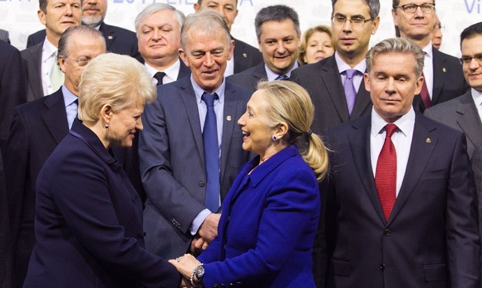 Lietuvos prezidentė Dalia Grybauskaitė sveikinasi su Hillary Clinton