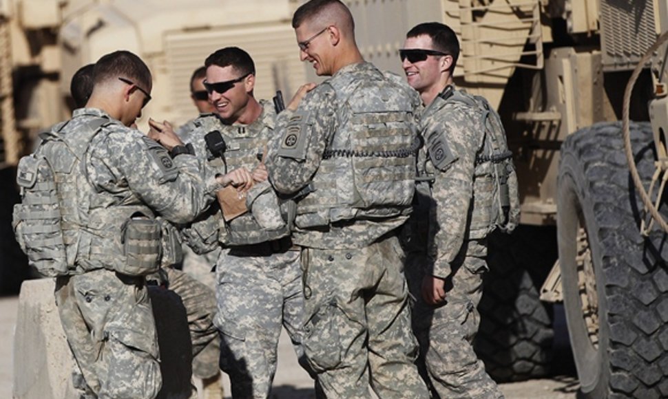 JAV armijos kariai šypsosi prieš išvažiuojant iš stovyklos Irake (2011 gruodžio 5 d.)